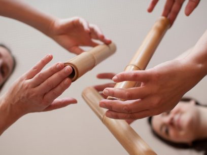Das Leben bereichern - Menschen bei einer Bewegungsimprovisation mit Bambusstäben